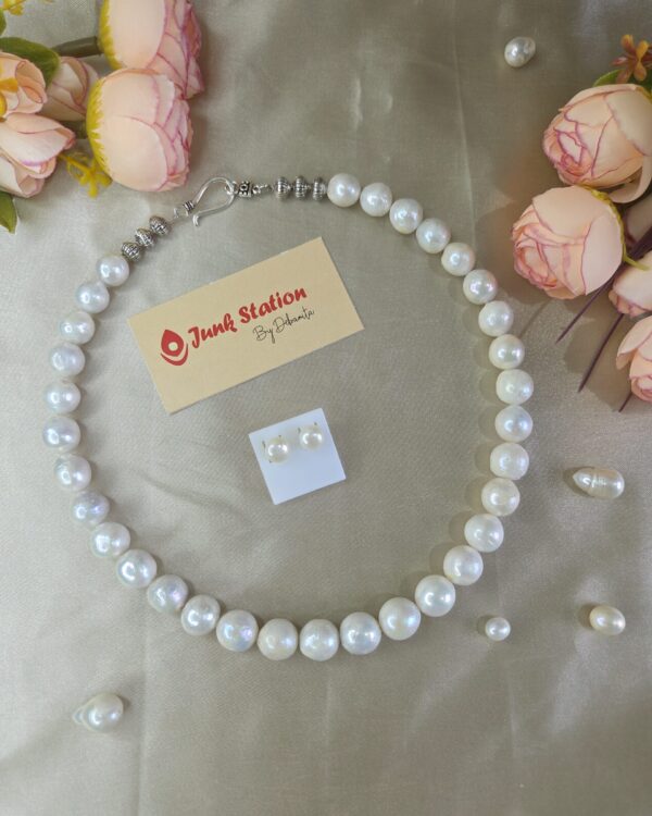 Single line of White Pearl Neckpiece