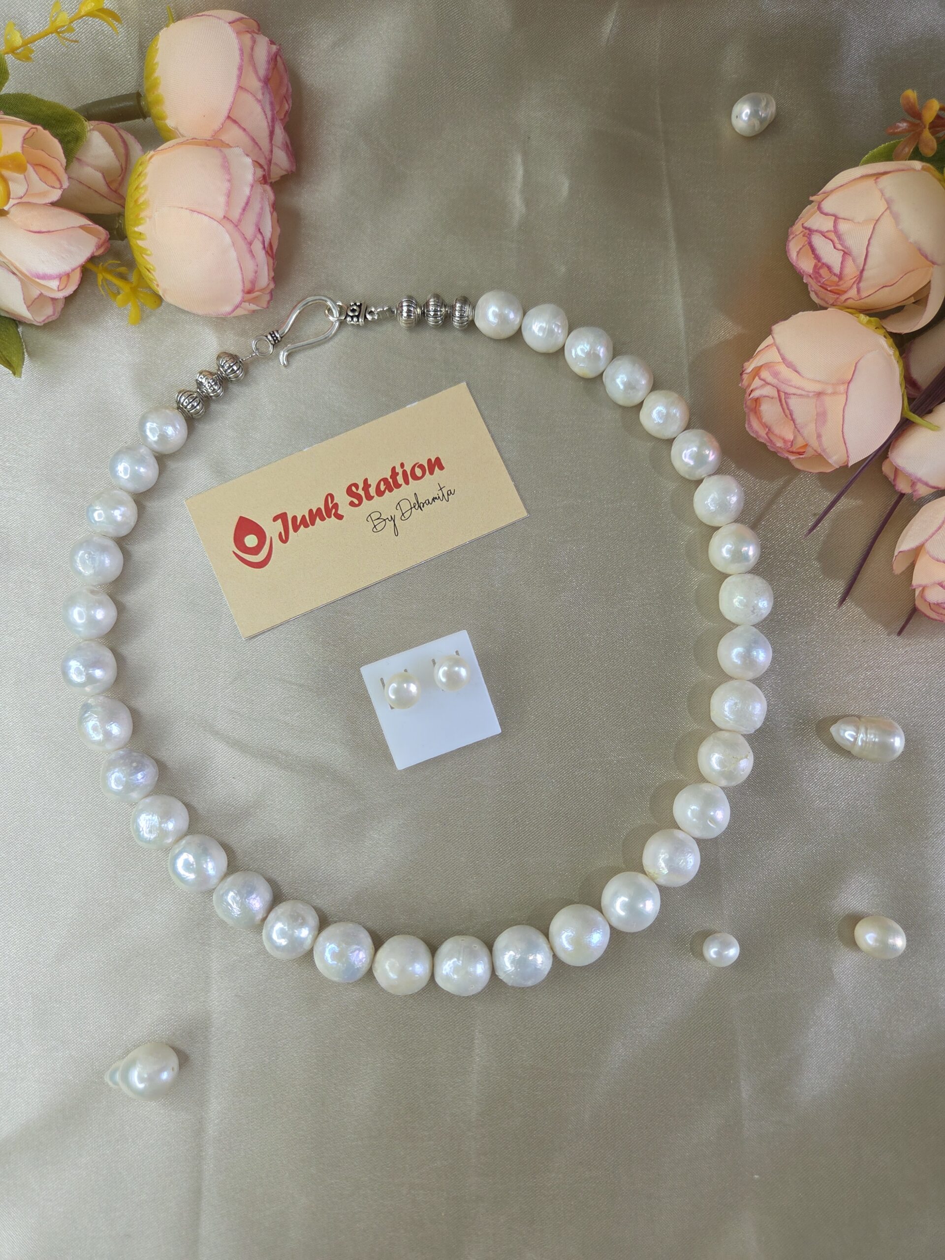 Single line of White Pearl Neckpiece