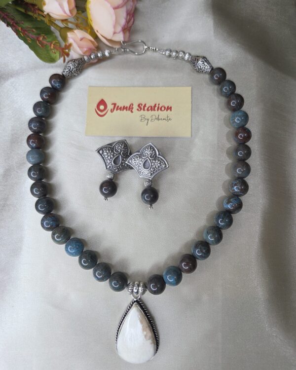 Single line of Blue Crazy Lace Agate with Pendant