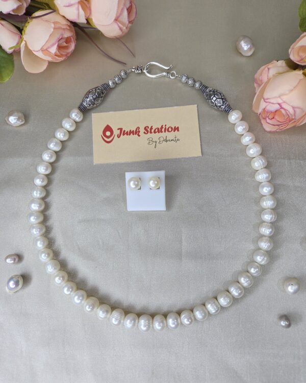 Single line of White Pearl Neckpiece