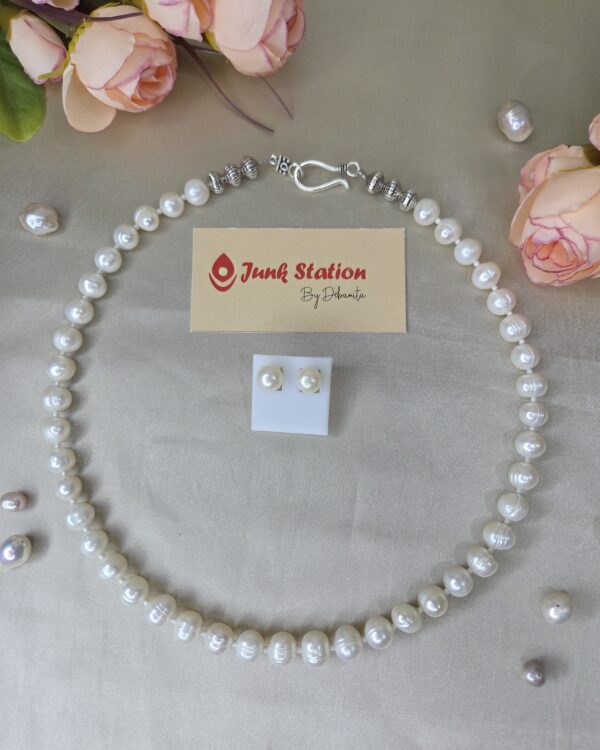Single line of White Pearl Neckpiece